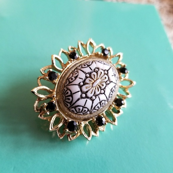 Relisted -Vintage molded glass brooch gold tone black white - Picture 2 of 4